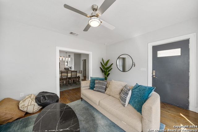 Listing photo id 4 for 407 Courtland Pl E