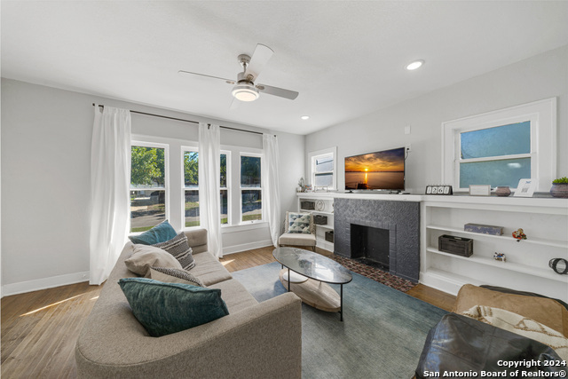 Listing photo id 5 for 407 Courtland Pl E