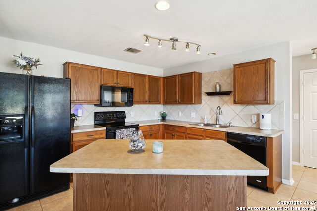 Listing photo id 9 for 9718 Falcon Bay