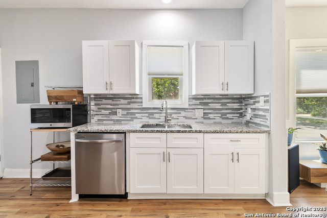 Listing photo id 15 for 944 Fulton