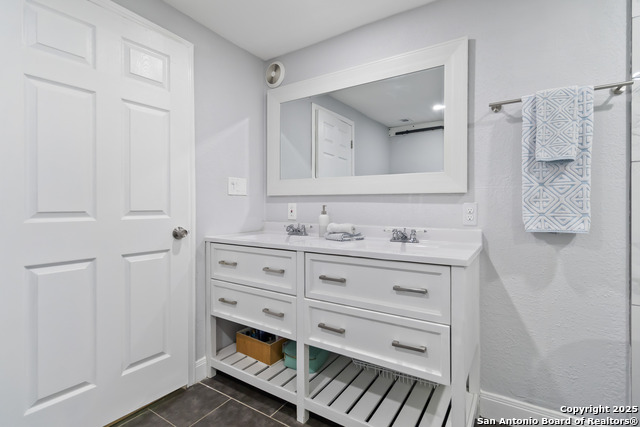 Listing photo id 27 for 944 Fulton
