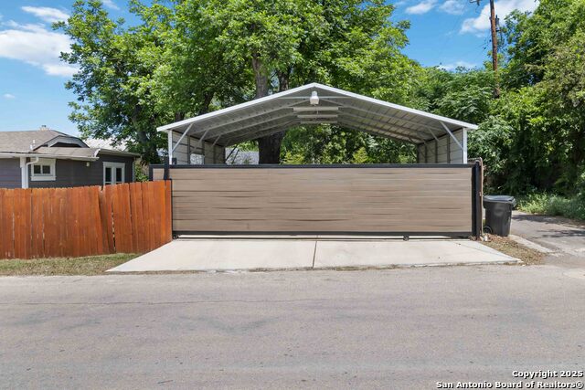 Listing photo id 31 for 944 Fulton