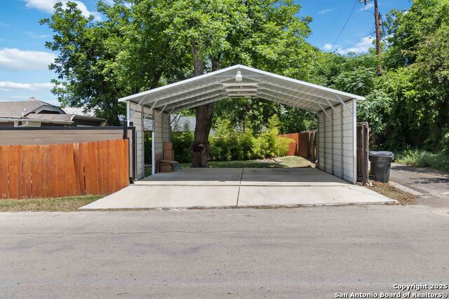 Listing photo id 32 for 944 Fulton
