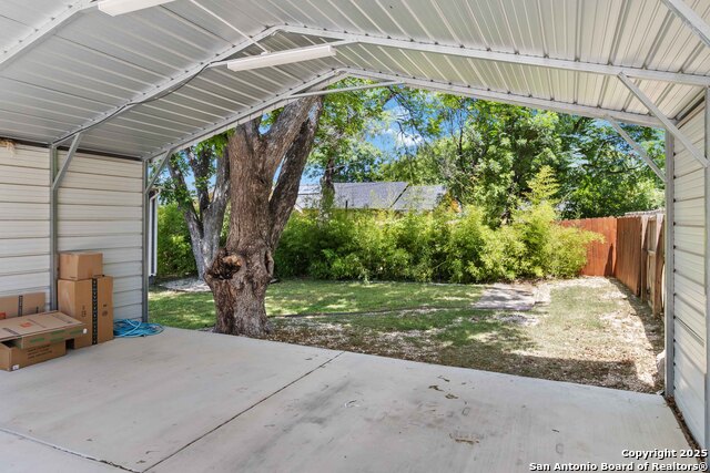 Listing photo id 34 for 944 Fulton
