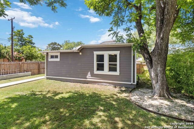 Listing photo id 36 for 944 Fulton