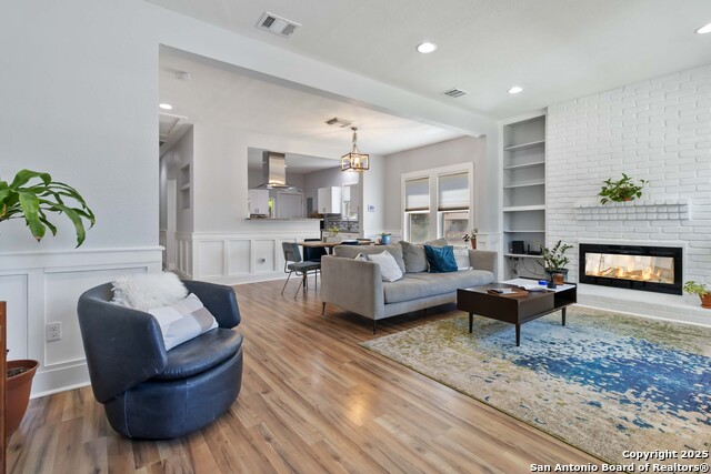Listing photo id 3 for 944 Fulton