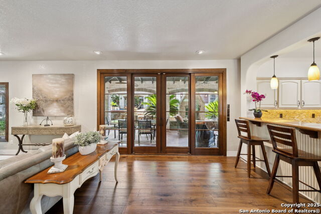 Listing photo id 9 for 616 Alamo Heights