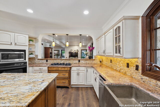 Listing photo id 12 for 616 Alamo Heights