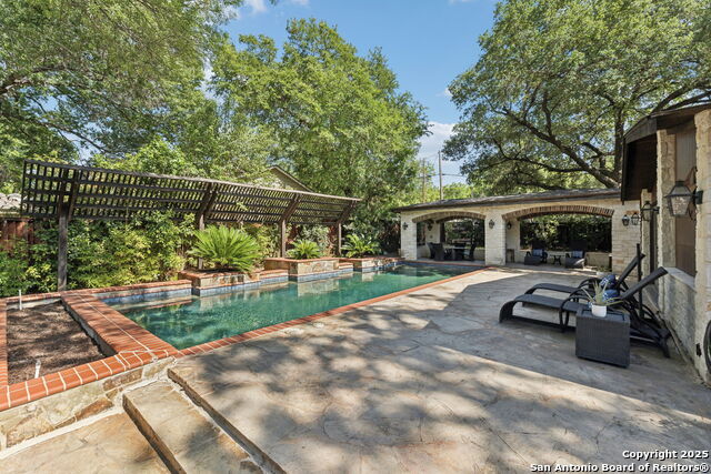 Listing photo id 39 for 616 Alamo Heights