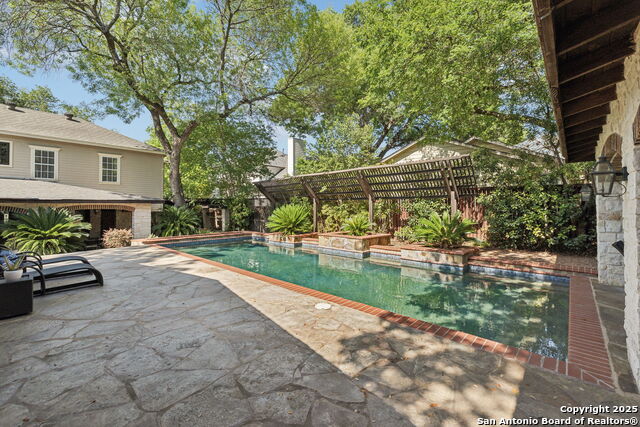 Listing photo id 42 for 616 Alamo Heights