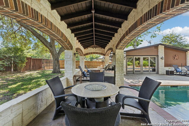 Listing photo id 43 for 616 Alamo Heights