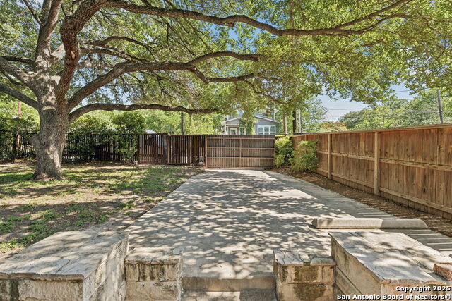 Listing photo id 44 for 616 Alamo Heights