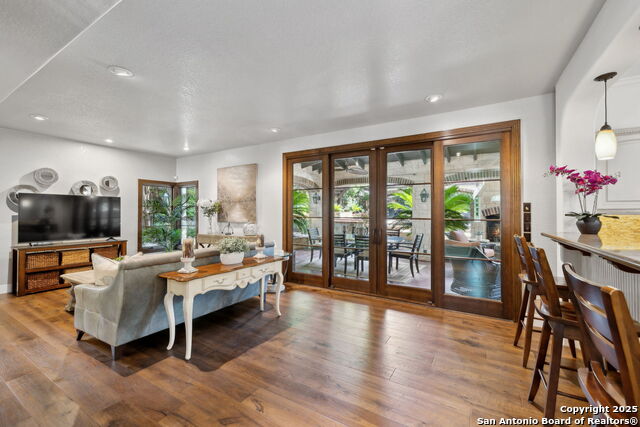 Listing photo id 5 for 616 Alamo Heights
