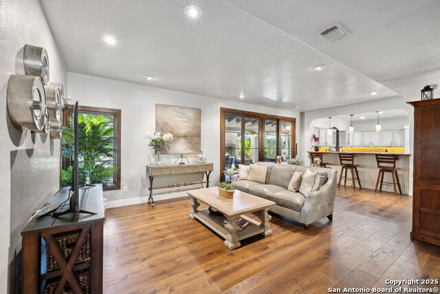 Listing photo id 6 for 616 Alamo Heights