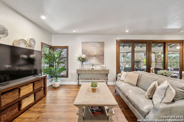 Listing photo id 7 for 616 Alamo Heights