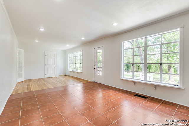 Listing photo id 13 for 123 Mandalay W