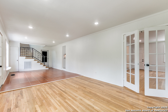 Listing photo id 16 for 123 Mandalay W