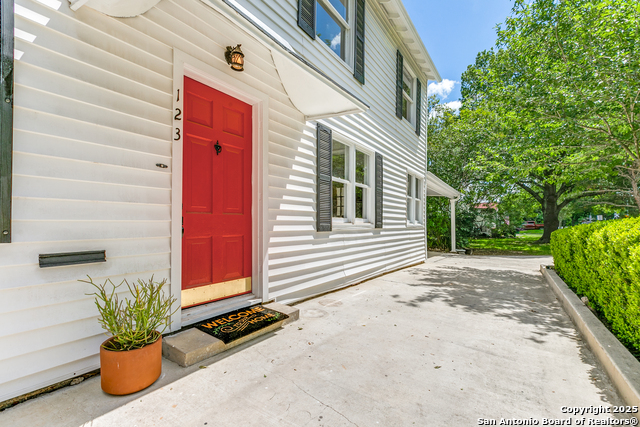 Listing photo id 2 for 123 Mandalay W