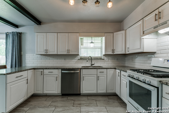 Image 4 of 25 For 4439 Tropical Dr.