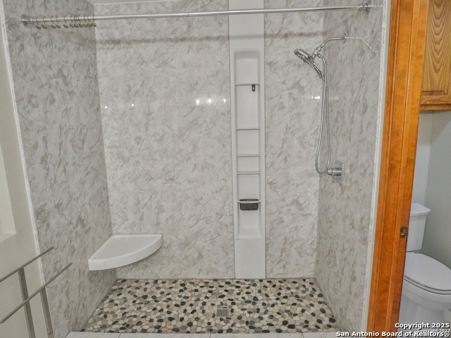 Listing photo id 11 for 6718 Congressional Blvd