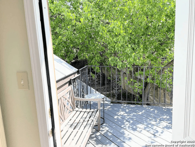 Listing photo id 16 for 6718 Congressional Blvd