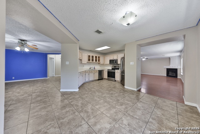 Image 18 of 36 For 807 Ellison Dr S