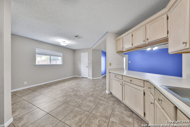 Image 21 of 36 For 807 Ellison Dr S