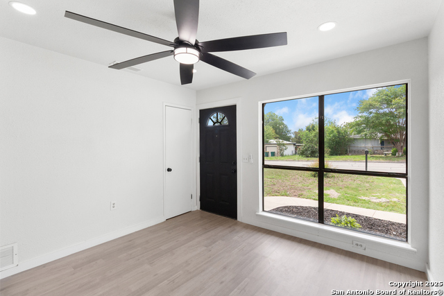 Listing photo id 2 for 7621 Strolling Ln
