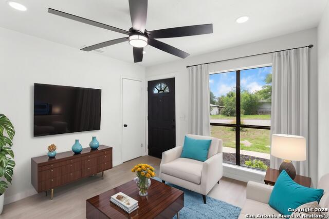 Listing photo id 3 for 7621 Strolling Ln