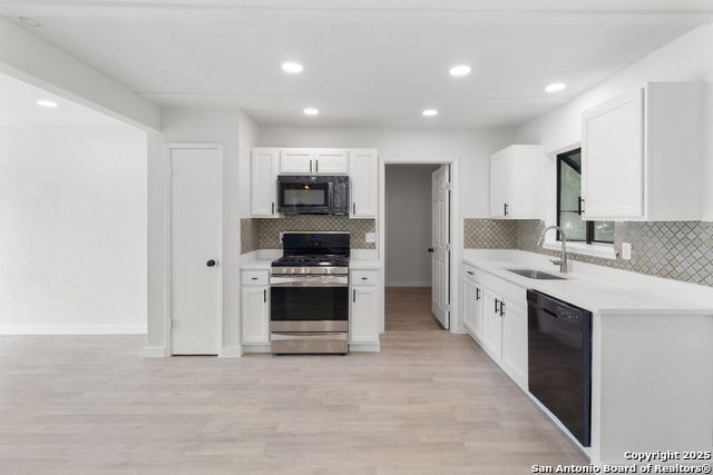 Listing photo id 4 for 7621 Strolling Ln