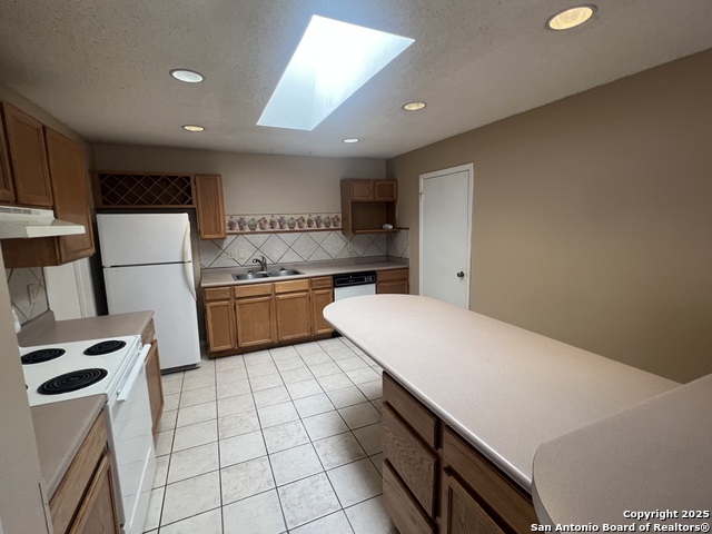 Image 10 of 31 For 15558 Knollmeadow
