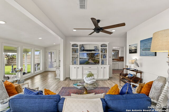 Listing photo id 11 for 620 Egery Island Rd.