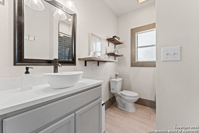 Image 22 of 34 For 631 Muncey St