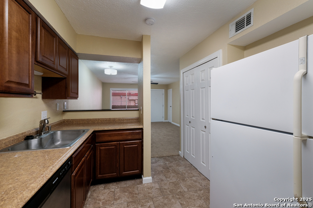 Listing photo id 11 for 3243 Nacogdoches Rd  501