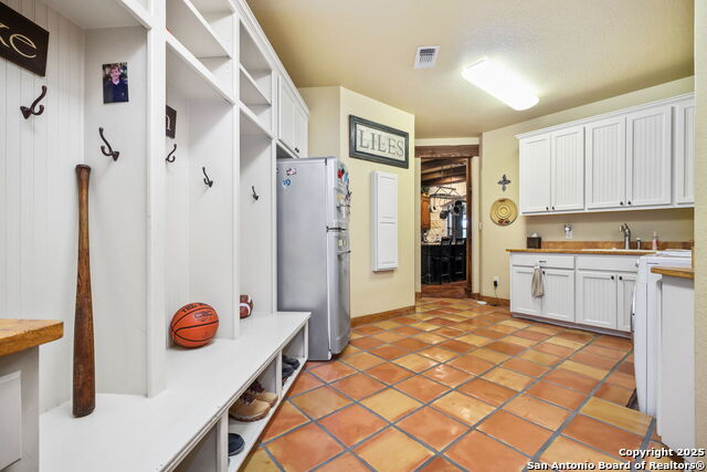 Listing photo id 29 for 27302 Felswand