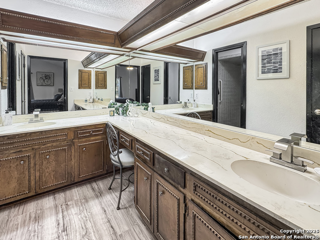 Listing photo id 13 for 13615 Scarsdale