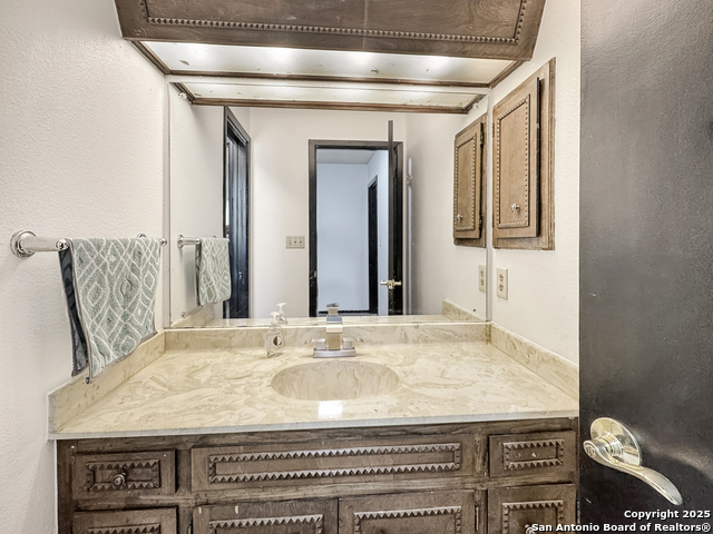 Listing photo id 16 for 13615 Scarsdale