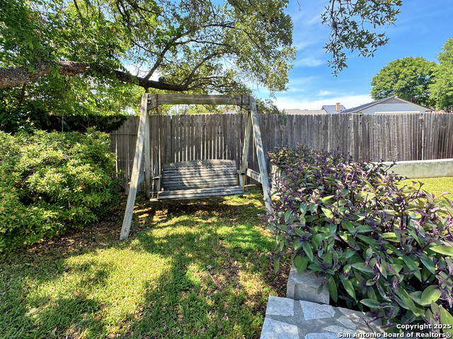 Listing photo id 27 for 13615 Scarsdale