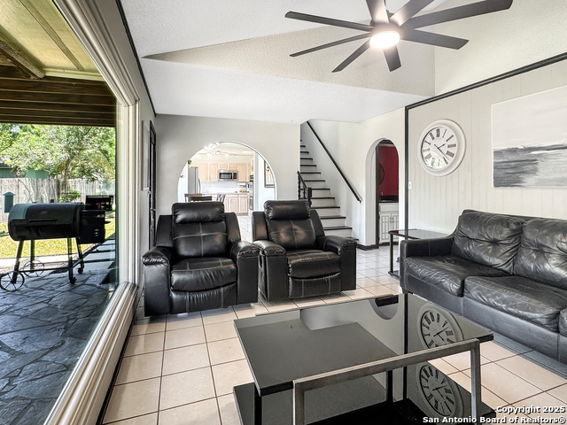 Listing photo id 3 for 13615 Scarsdale
