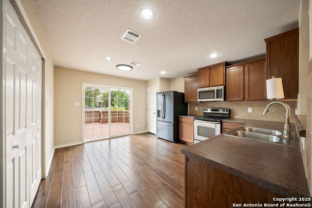 Listing photo id 9 for 10438 Sun Mill