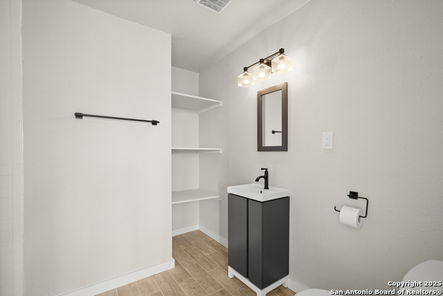 Image 11 of 28 For 402 Twin Elm