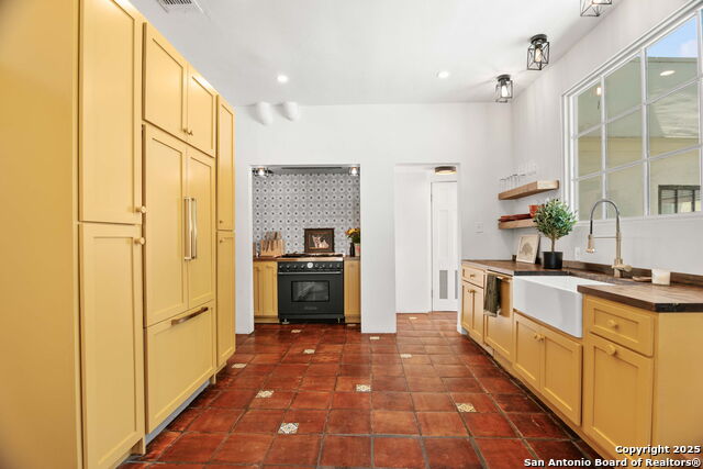 Image 17 of 51 For 241 Elsmere W