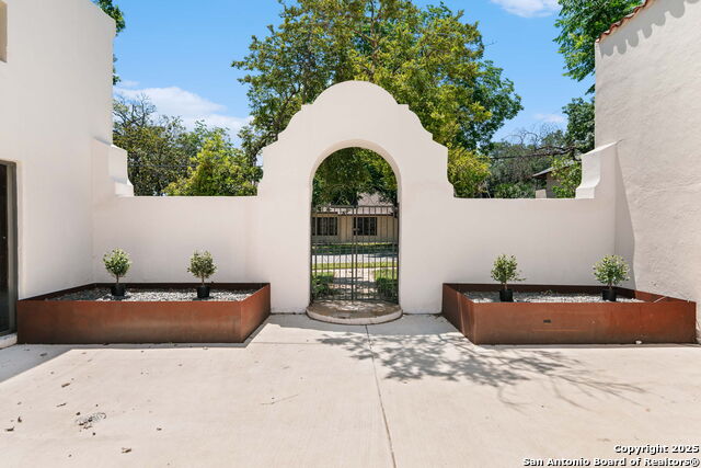 Image 33 of 51 For 241 Elsmere W