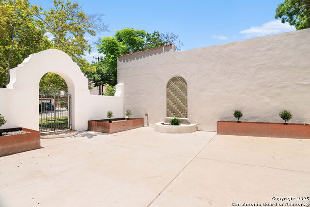 Image 34 of 51 For 241 Elsmere W