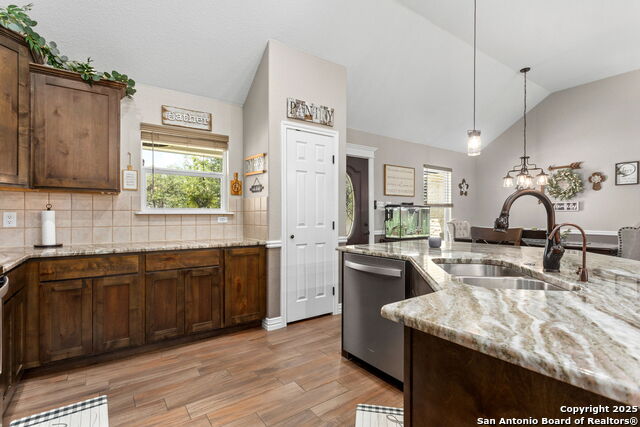 Listing photo id 12 for 184 Great Oaks
