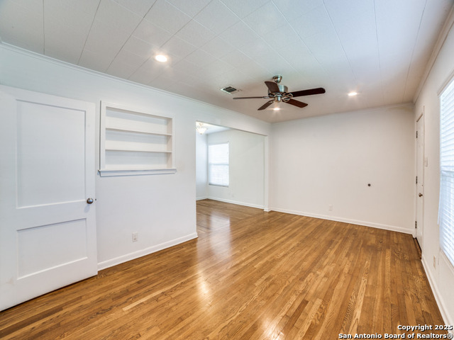 Listing photo id 8 for 130 Vaughan Pl