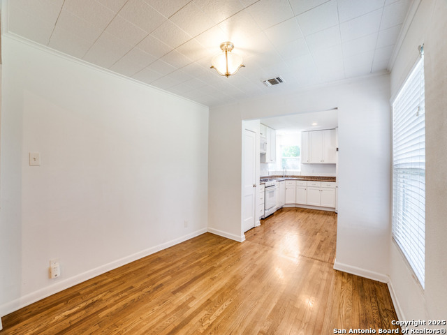 Listing photo id 10 for 130 Vaughan Pl