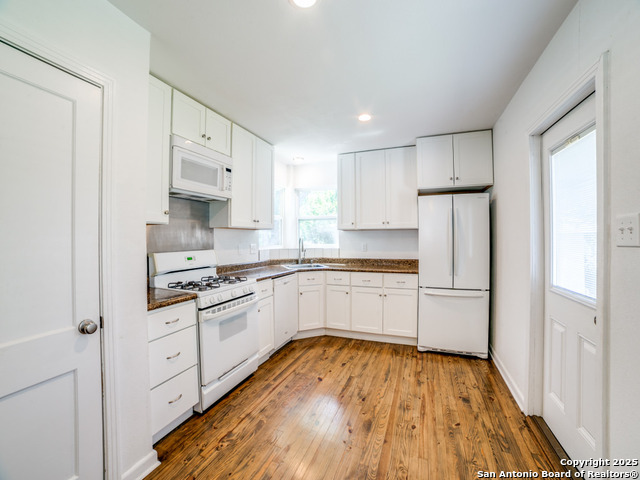 Listing photo id 11 for 130 Vaughan Pl