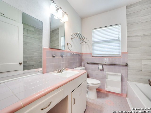 Listing photo id 14 for 130 Vaughan Pl