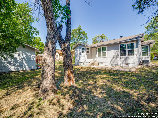 Listing photo id 20 for 130 Vaughan Pl